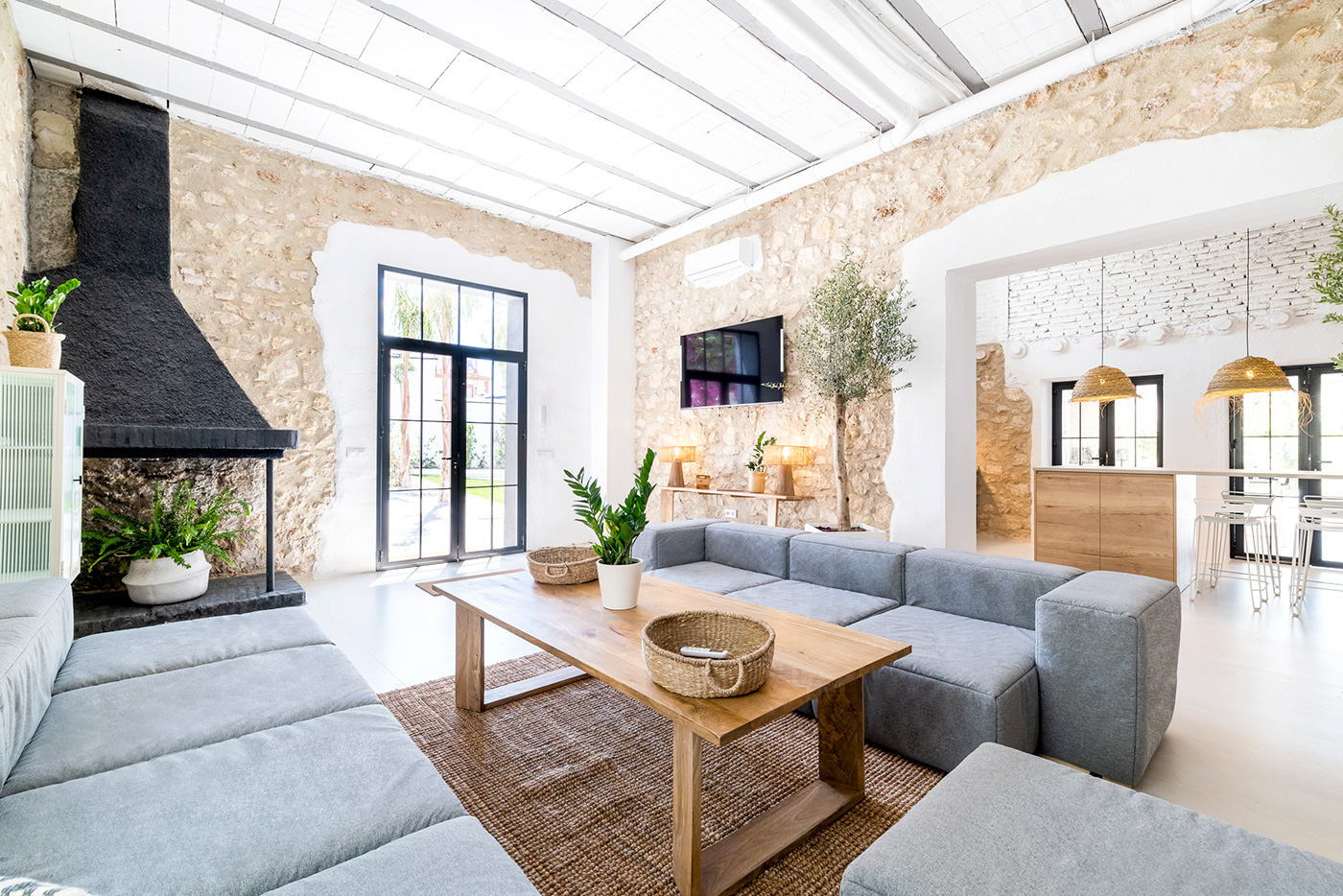 Salón con chimenea y zona de cocina