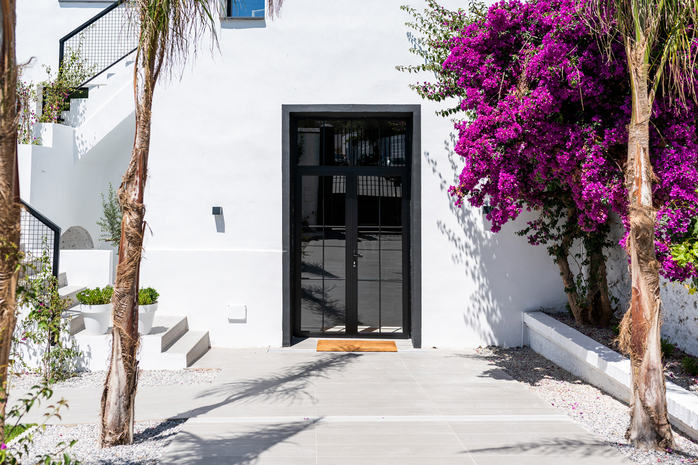 Puerta principal y escaleras a dormitorios 1 a 6