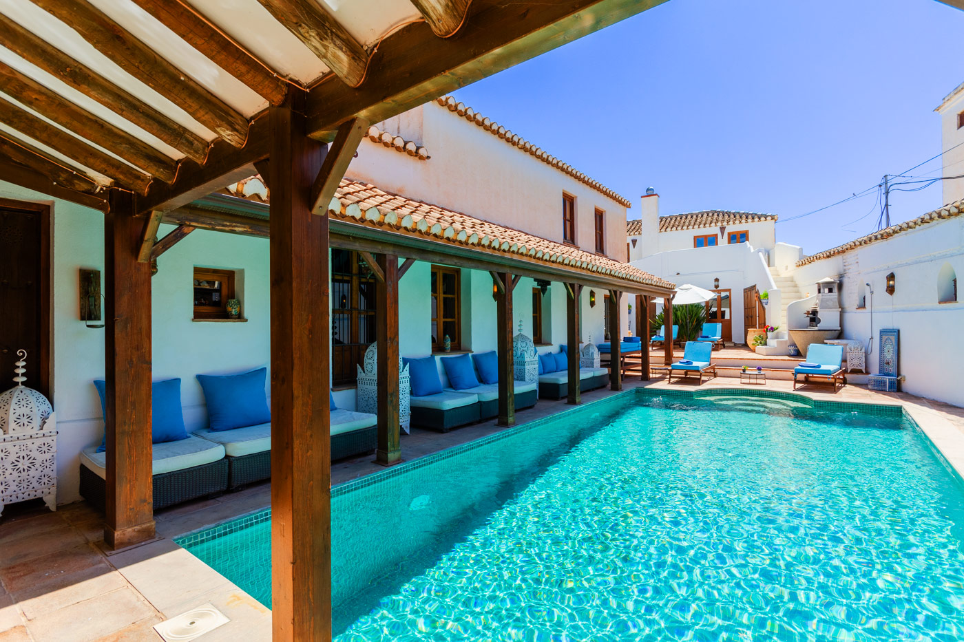 Casa de pueblo con piscina, terrazas y patio