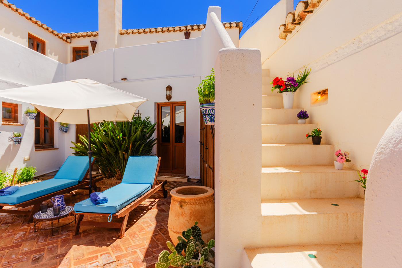 Escaleras desde terraza planta baja a primera