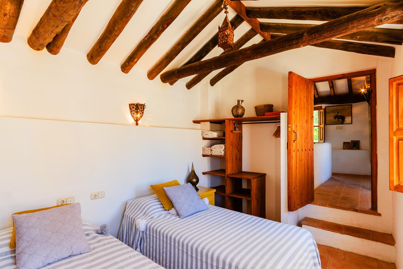 Las camas individuales son de 1.80 metros de largo