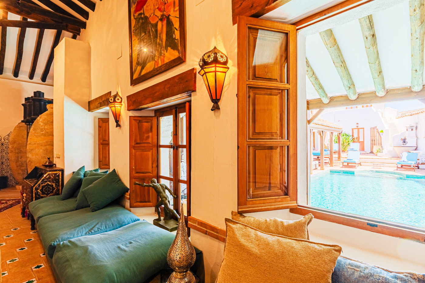 Zona de piscina vista desde salón