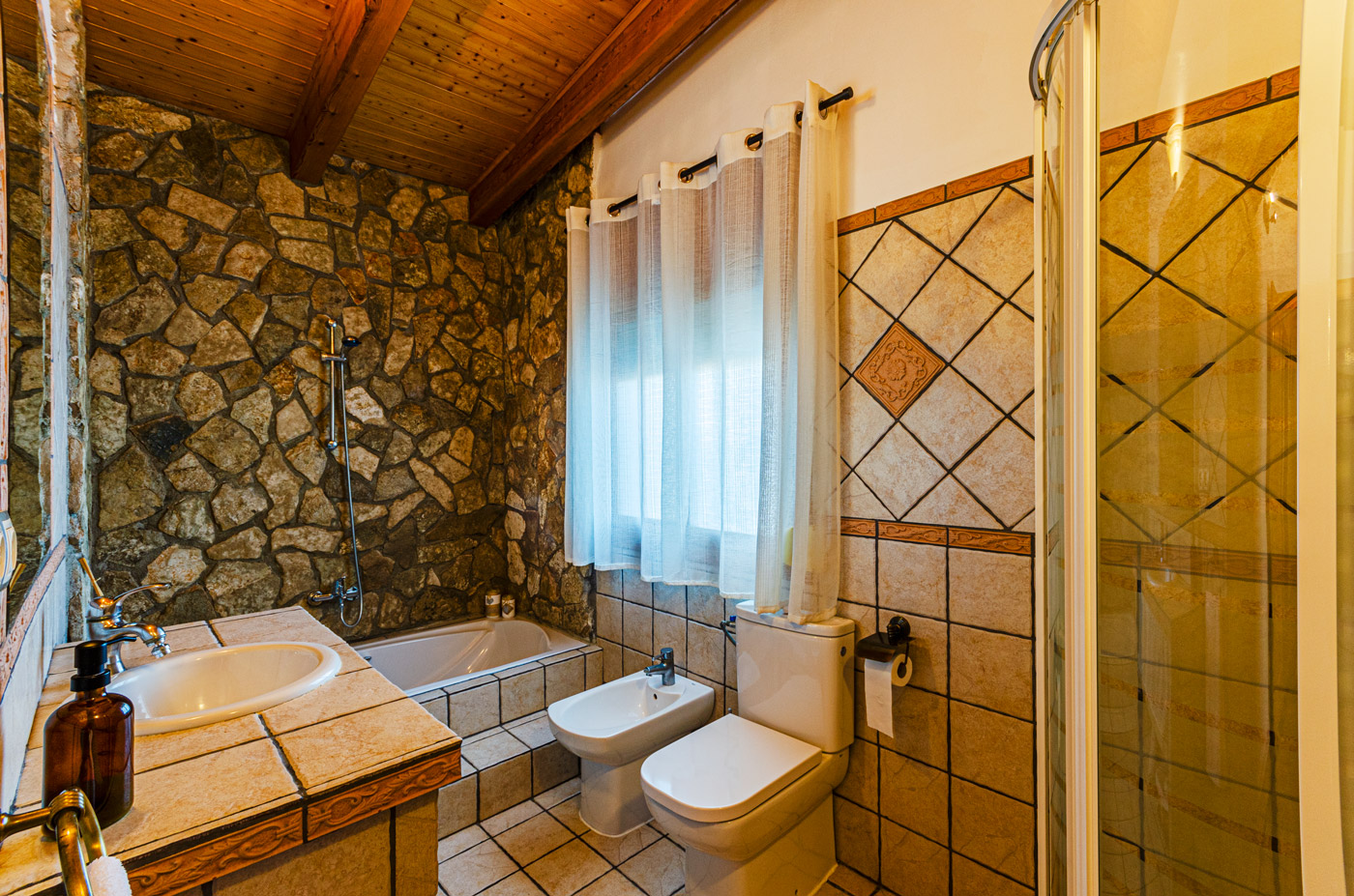 En suite facilities bedroom 1