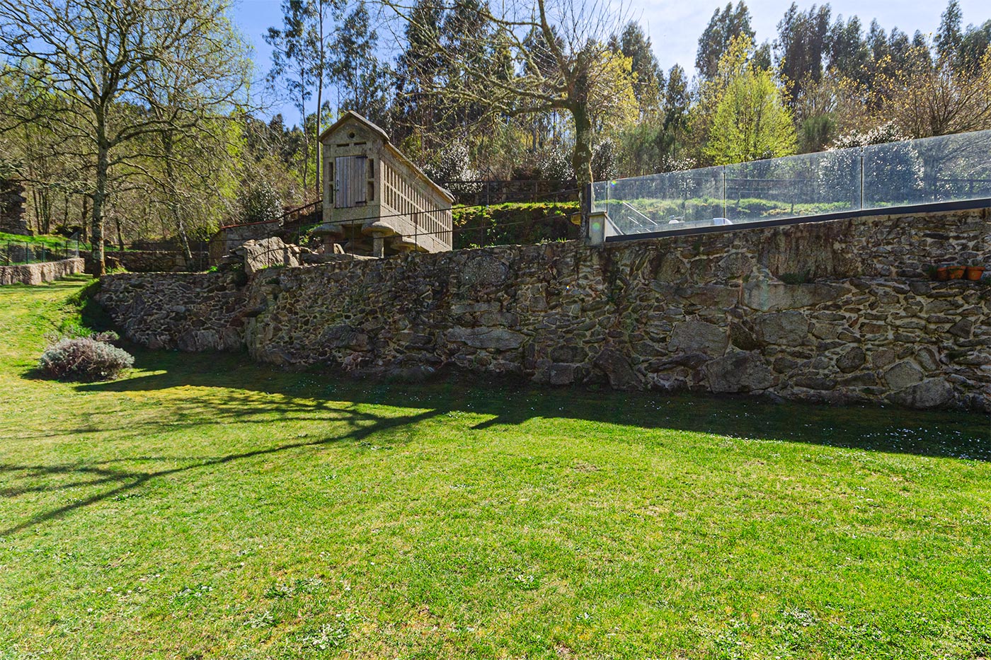 Amplia zona ideal para juegos bajo la piscina
