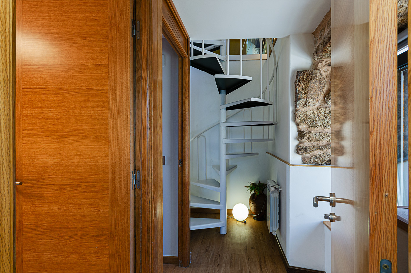 Dos habitaciones y un baño en el nivel inferior