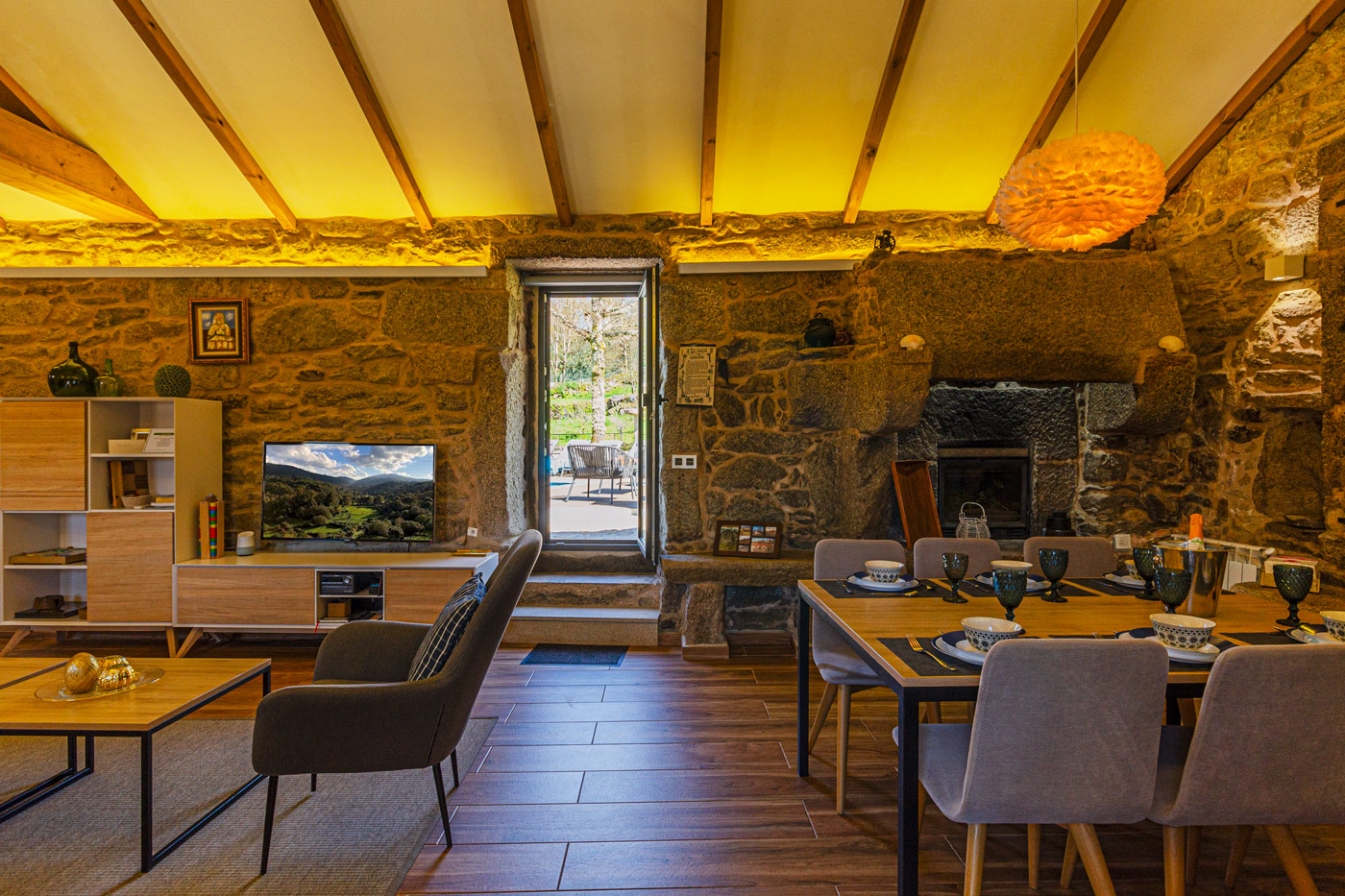 Salón comedor con acceso directo a la piscina