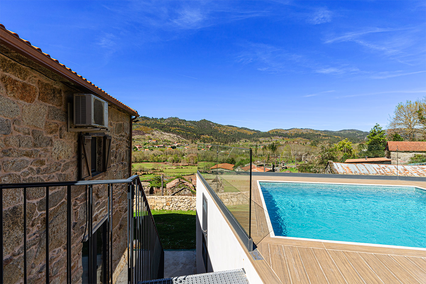 Escaleras a nivel inferior y parking