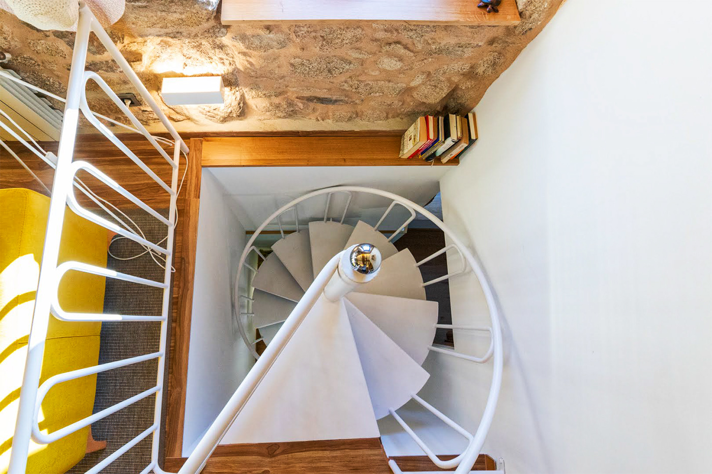 Accesos a nivel inferior desde salón