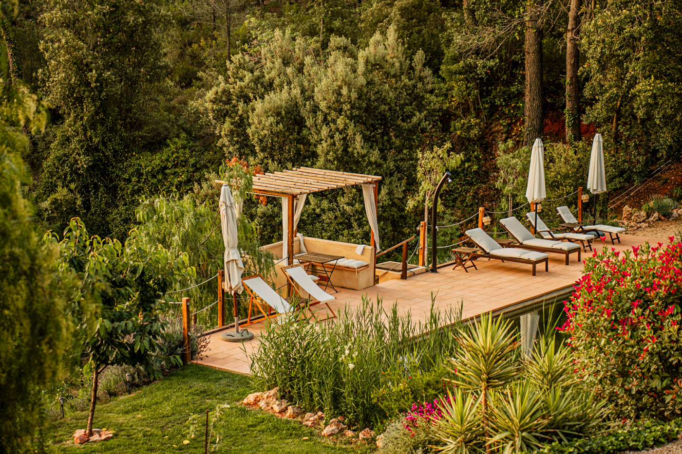 Piscina de 12 m rodeada por naturaleza