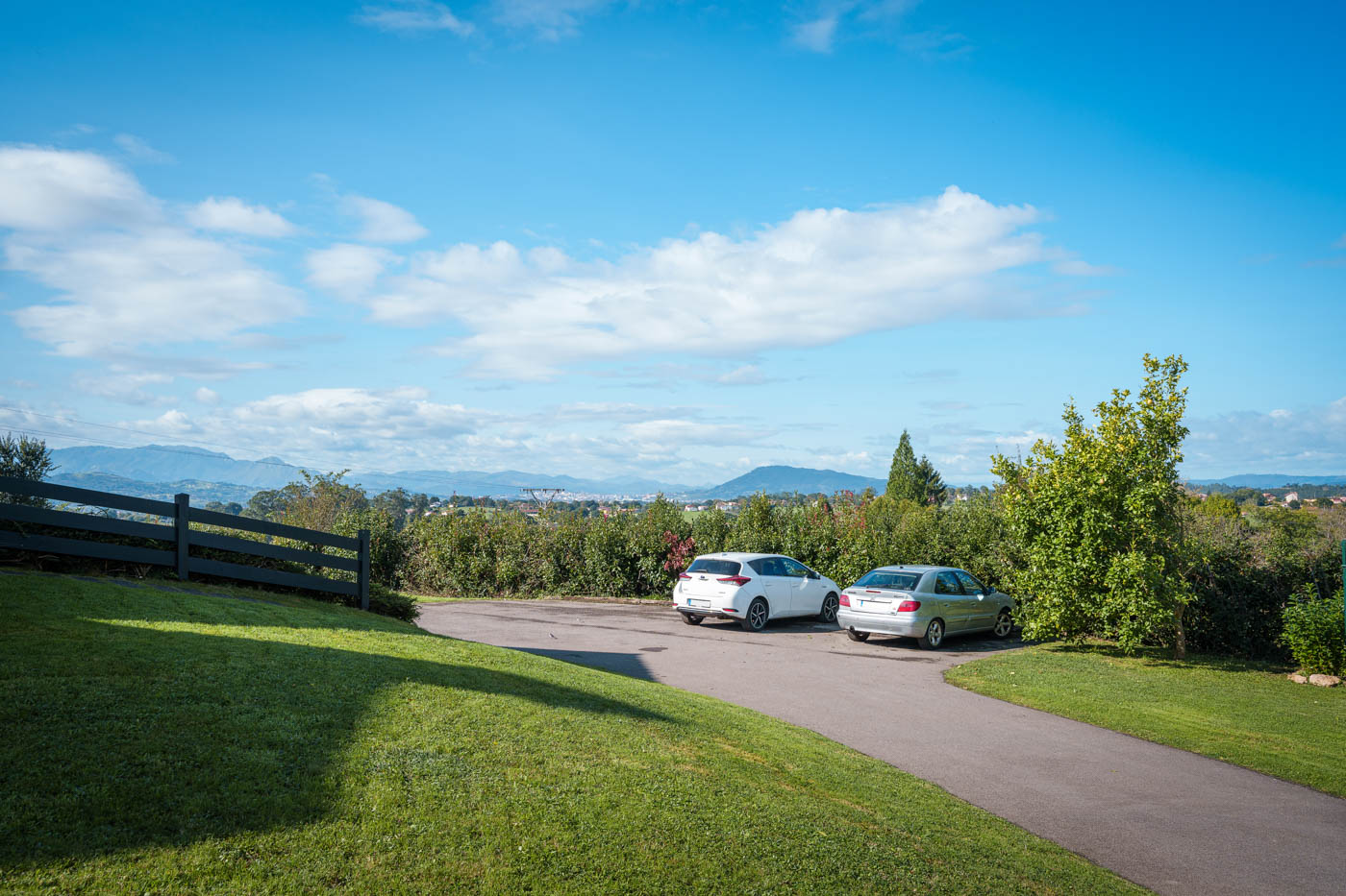 Aparcamiento junto a la casa