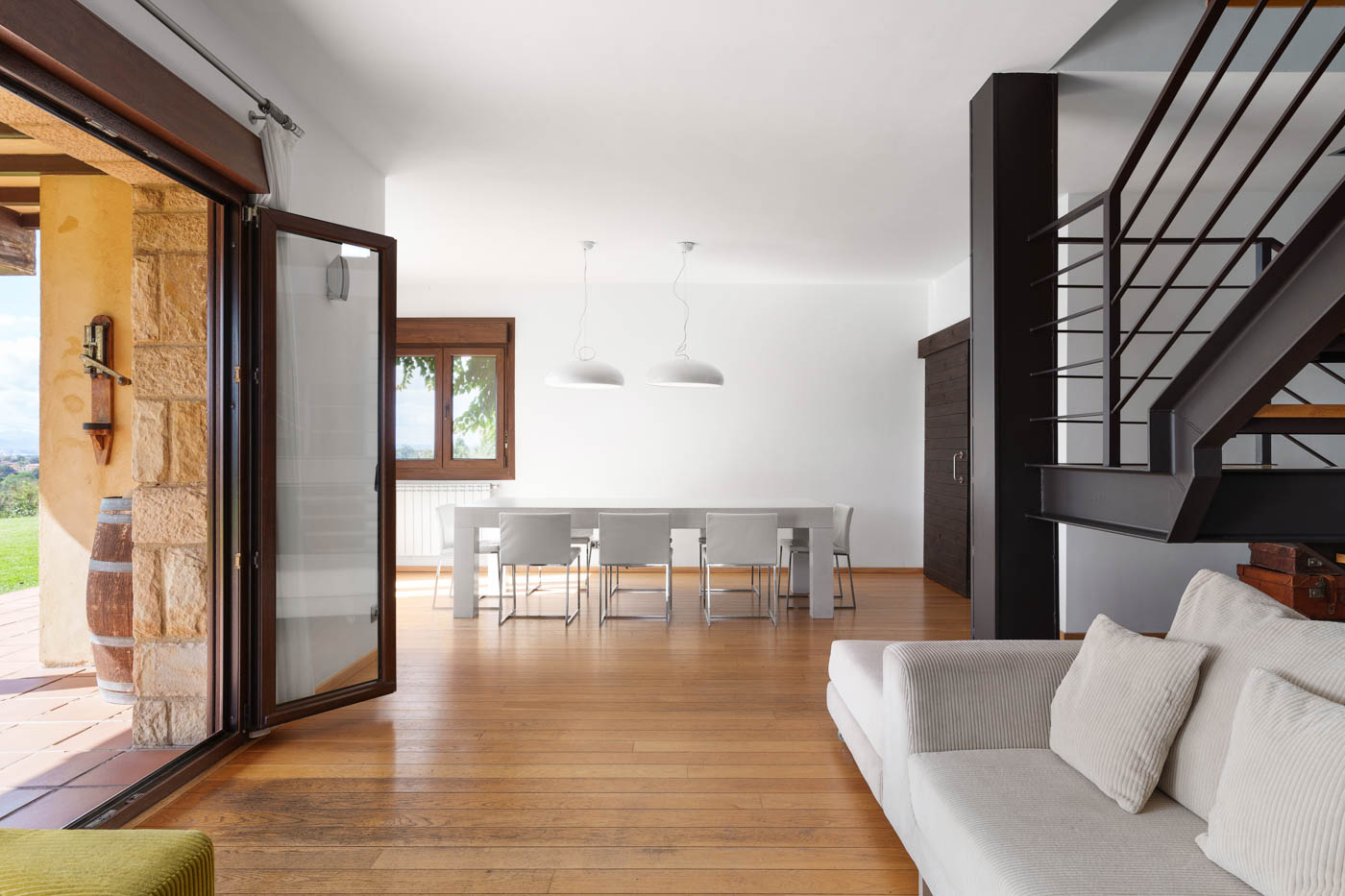 Zona de salón y comedor con salida a jardines y piscina