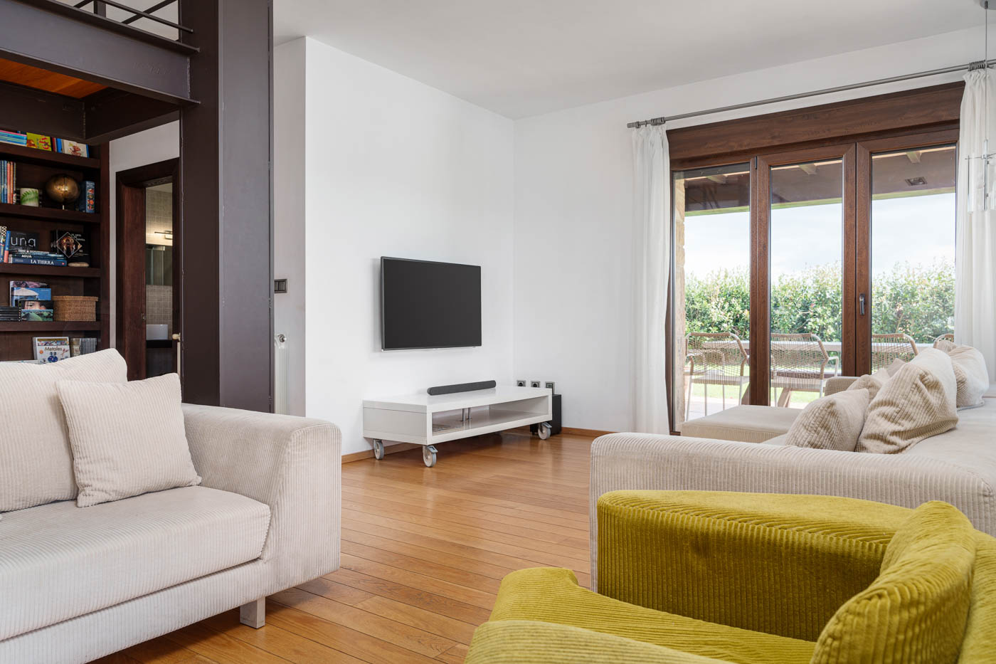 Zona de salón con salida a porche amueblado