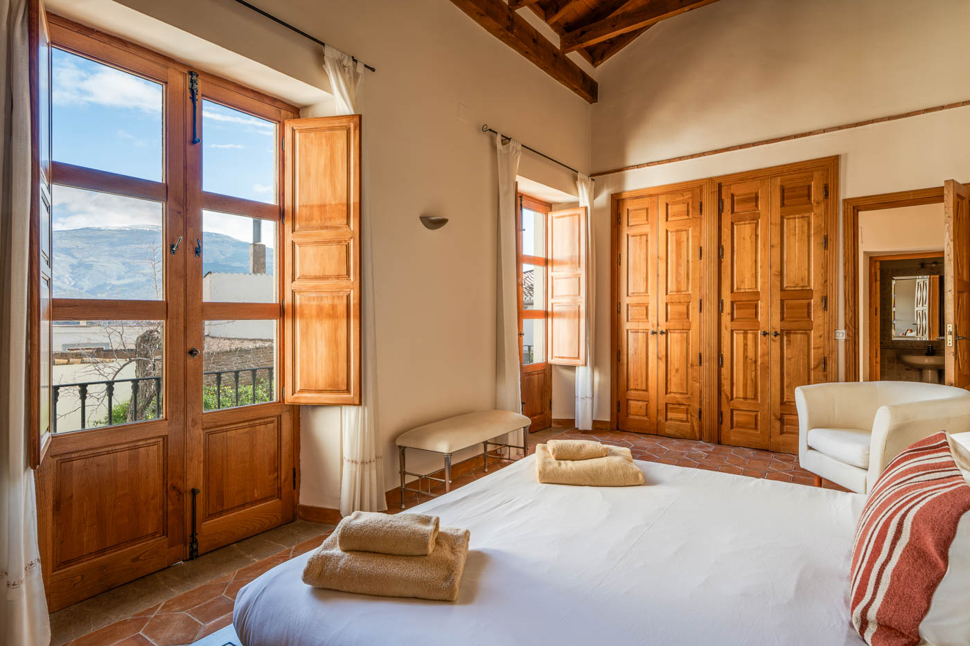 Dormitorio 2: habitación principal con balcón