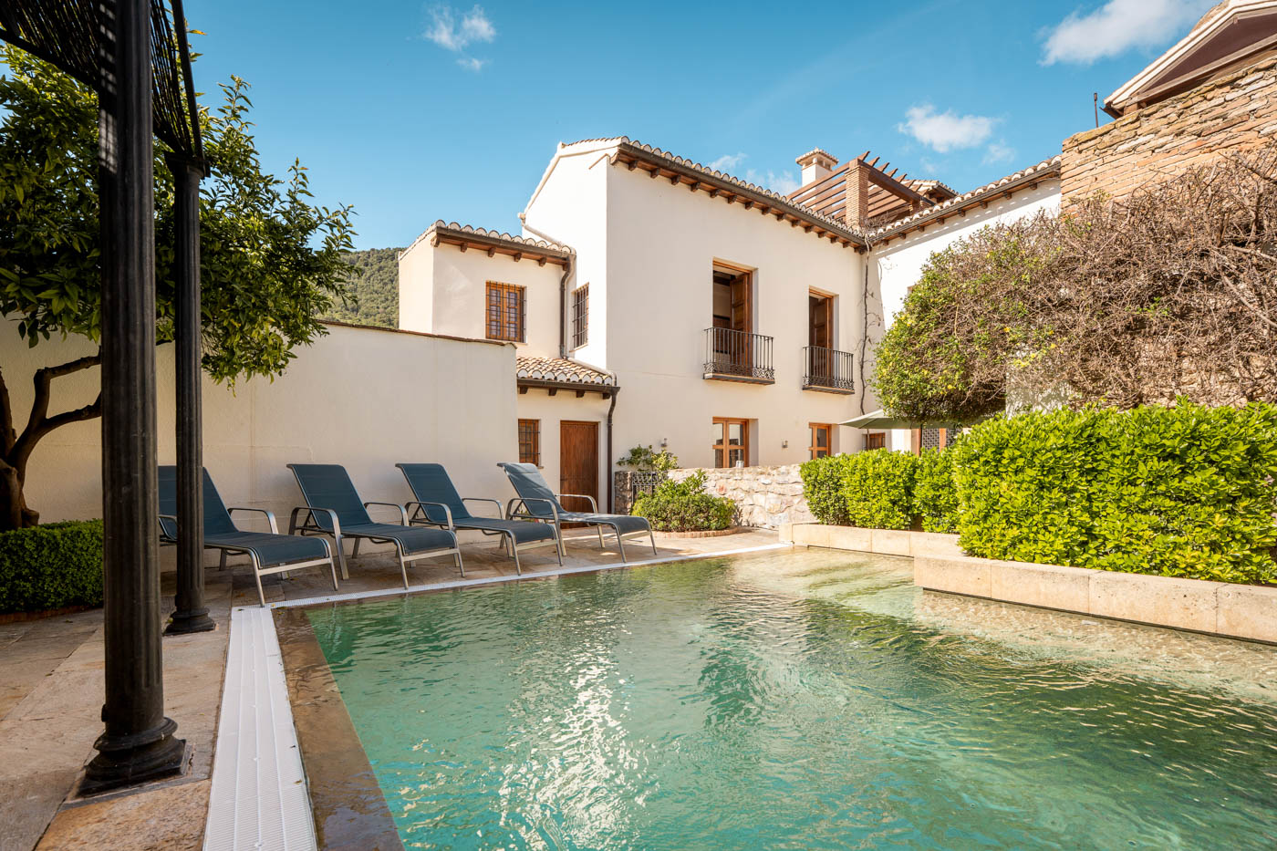 Zona de piscina junto a patio con barbacoa