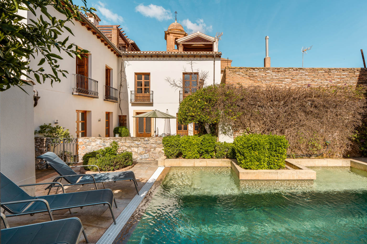 La casa y zonas exteriores están todas a mano