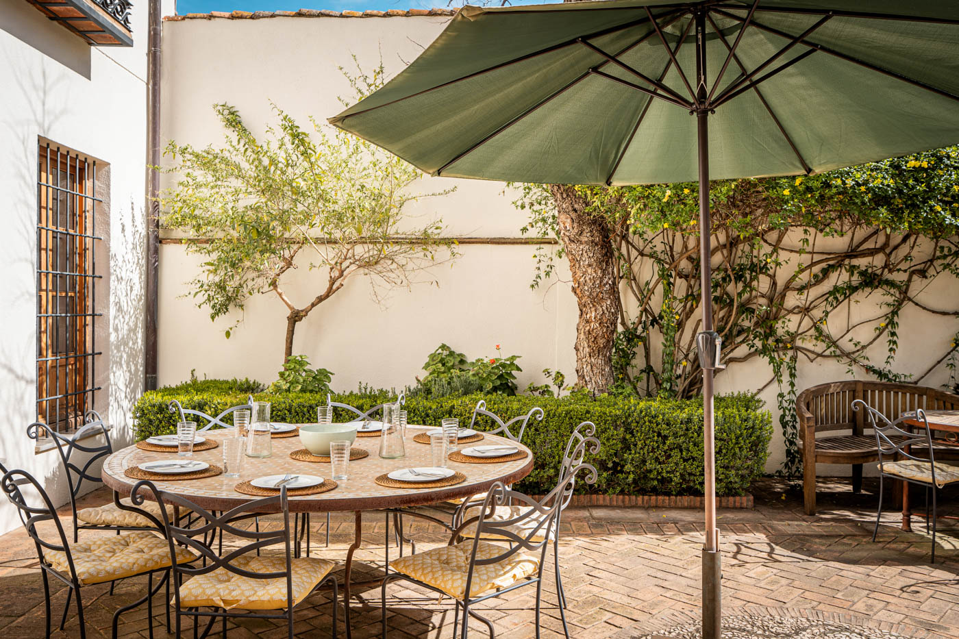 Patio con mobiliario