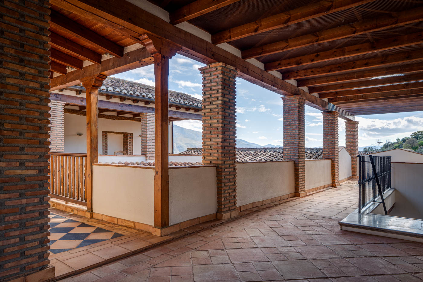 La segunda planta es una terraza / corredor / mirador