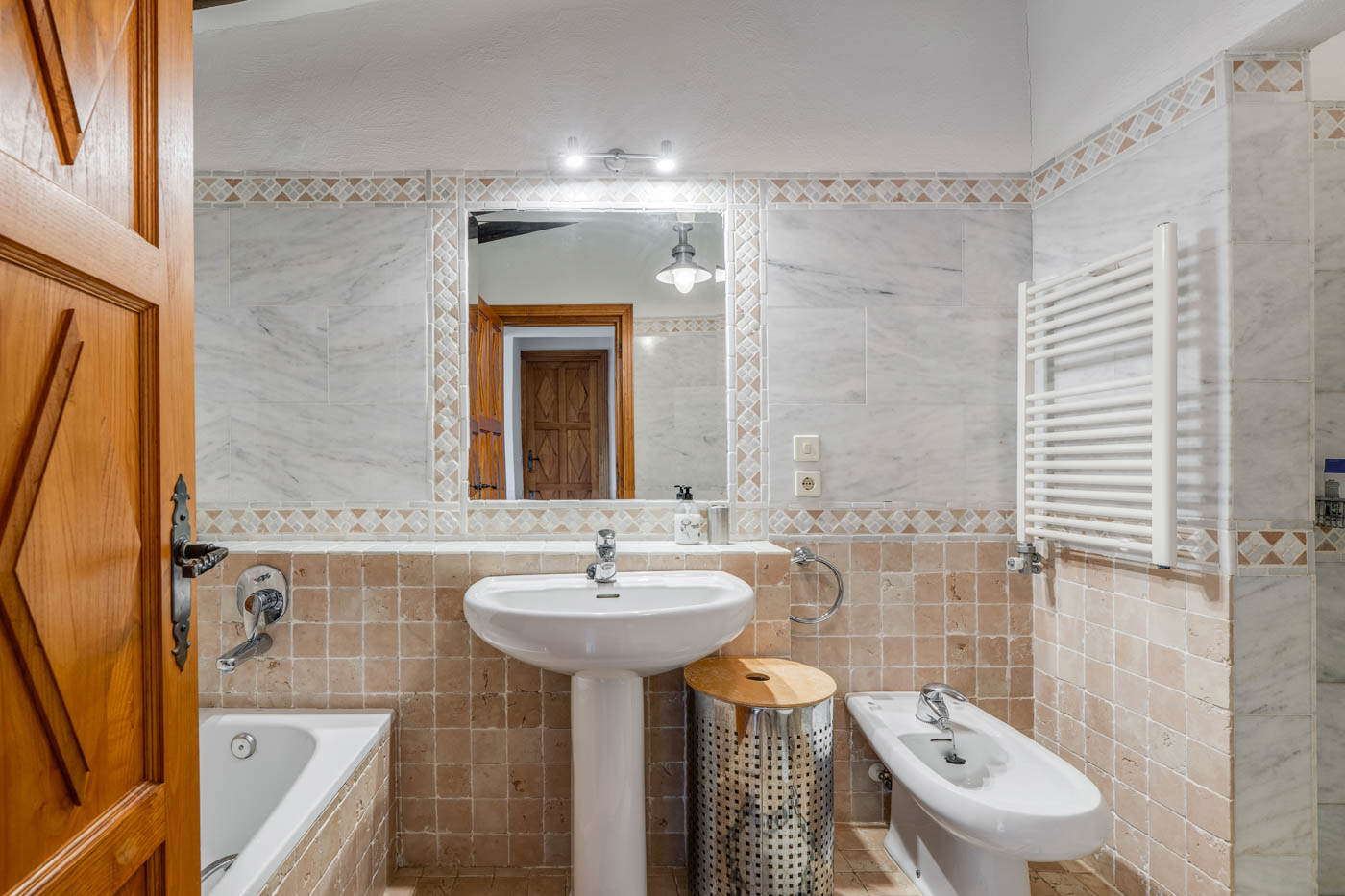 Baño en suite con bañera y ducha también