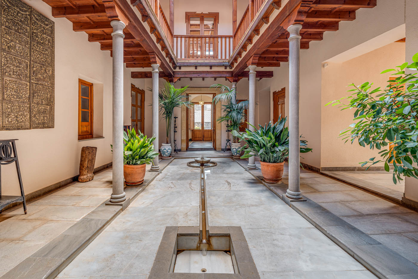 Patio de estilo morisco al entrar en tu casa rural