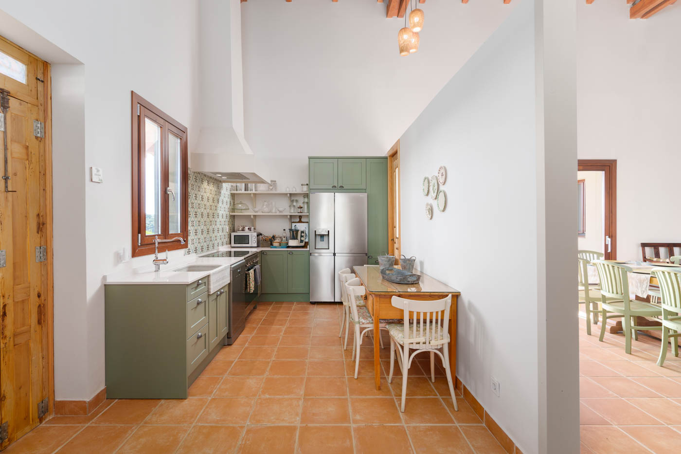 Fully equipped kitchen with Smeg cooker range