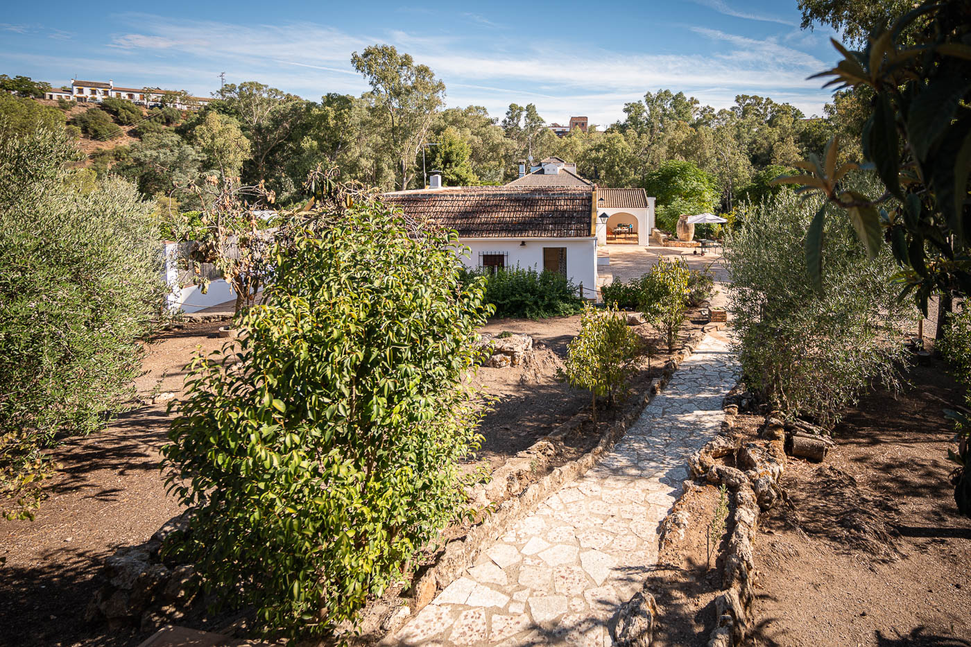 Acceso a zona de piscina con cancela