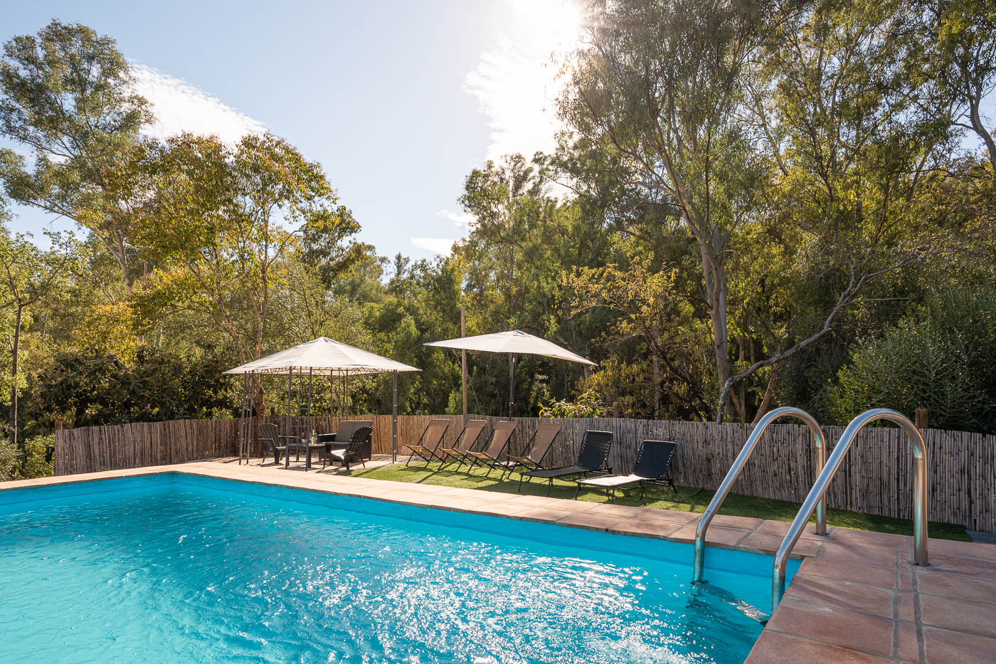 Zona de piscina con mobiliario exterior