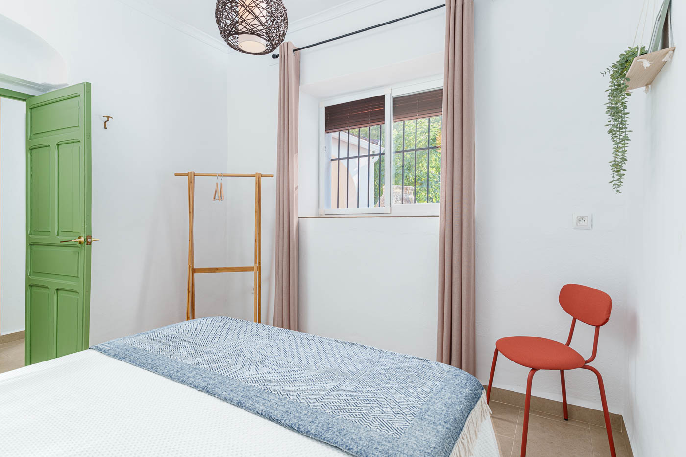 Habitación 2 con almacenaje de ropa básico