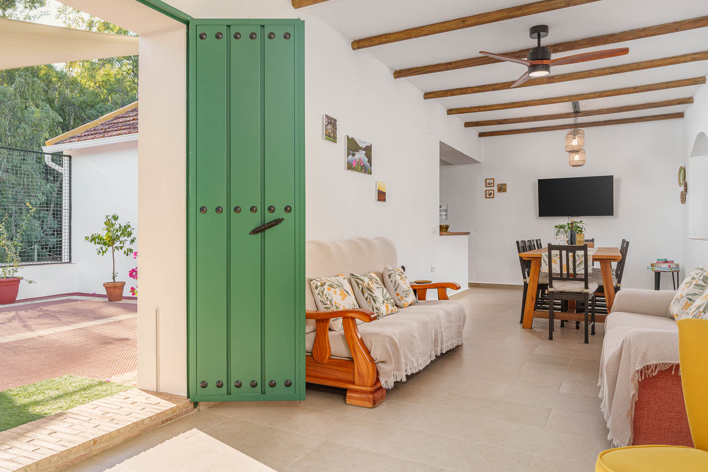 Entrada a salón y comedor con cocina a la izquierda