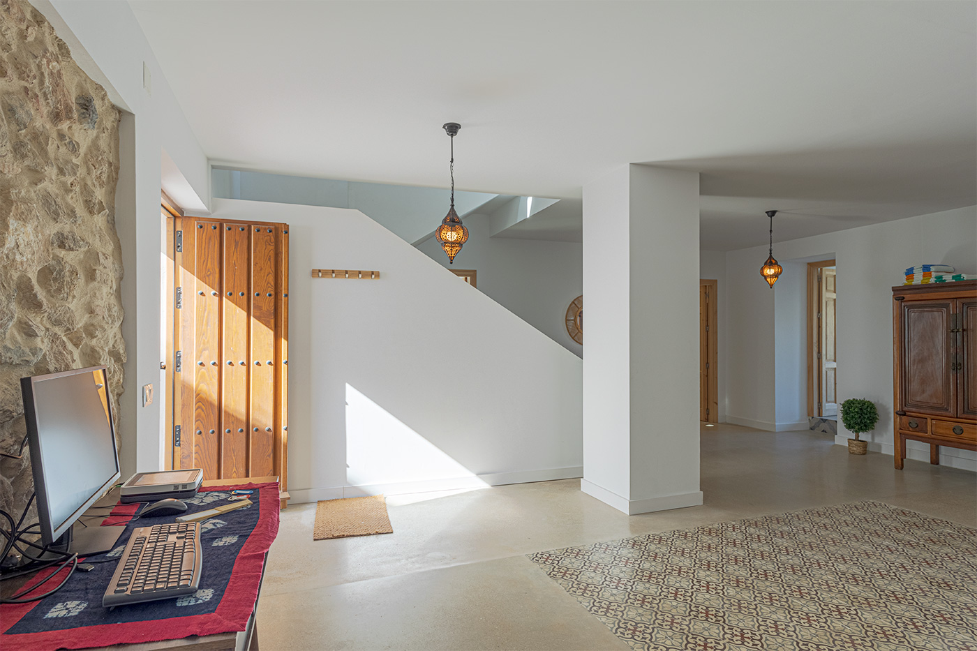 Sala diáfana que da acceso a todo el nivel medio