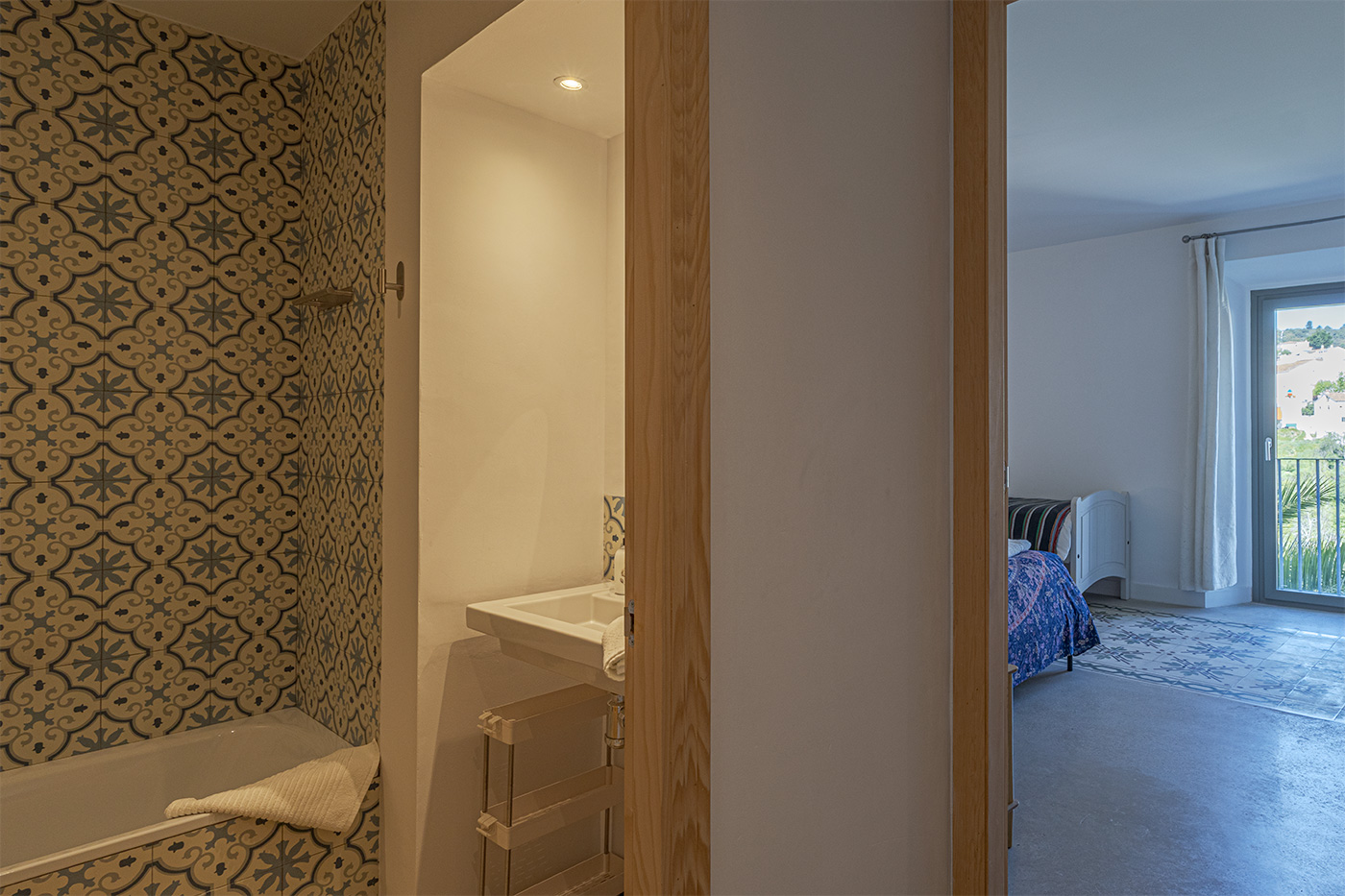 Baño con bañera y ducha del dormitorio 5