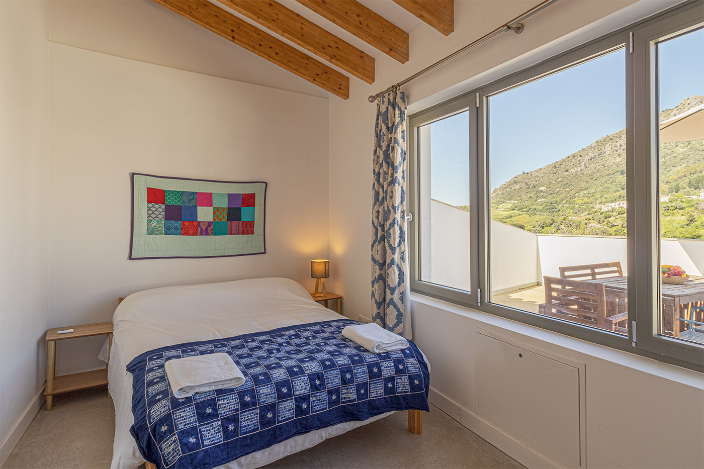 Dormitorio 2 en planta superior con vistas a la terrraza