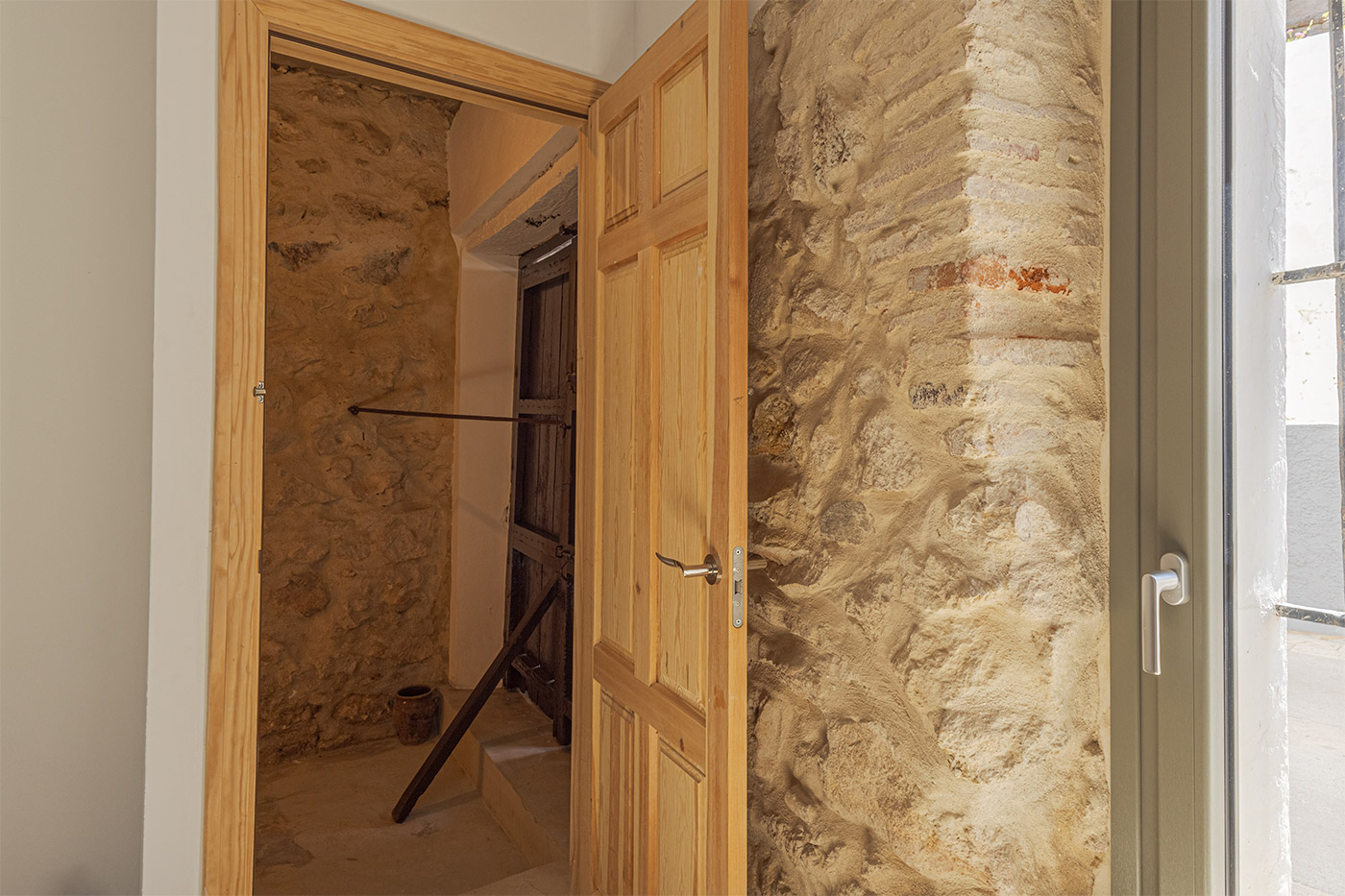 Puerta de acceso a nivel inferior y piscina