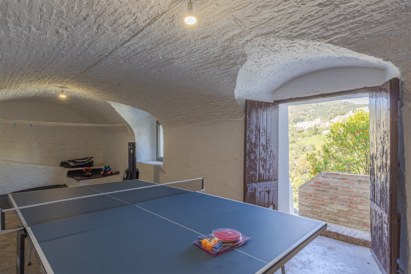 Puerta de acceso a piscina y a dormitorio 8