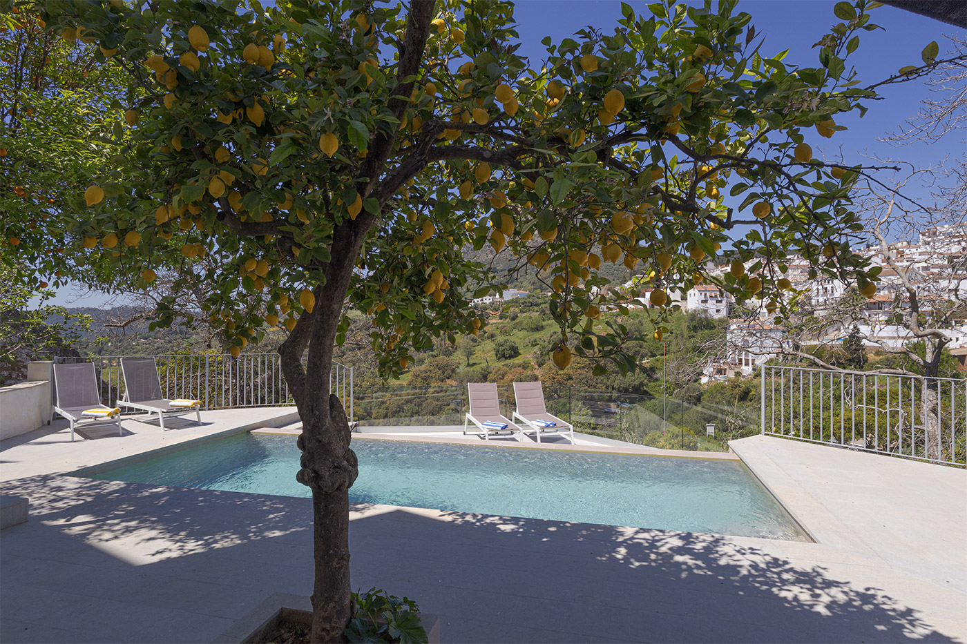 La piscina tiene alguna zona con más privacidad