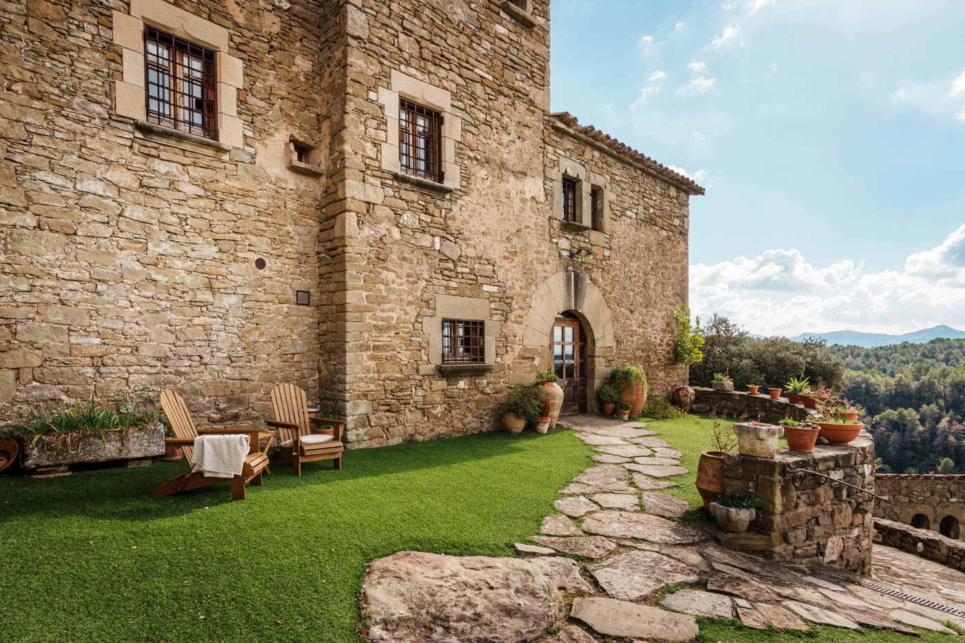 Accediendo a tu casa histórica desde la zona de parking