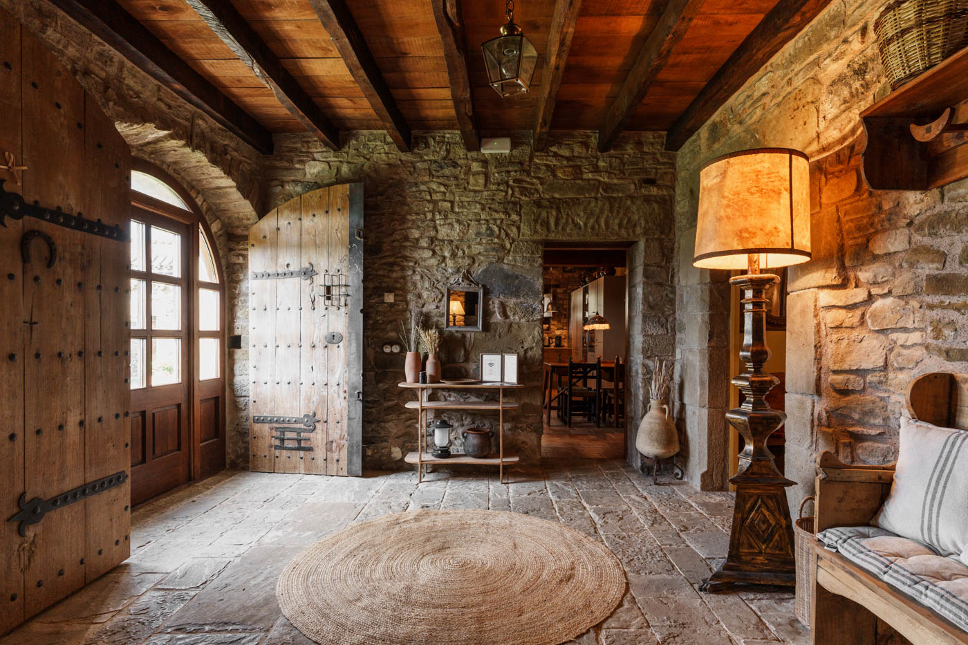 Entrada cálida, con ambiente de otro siglo