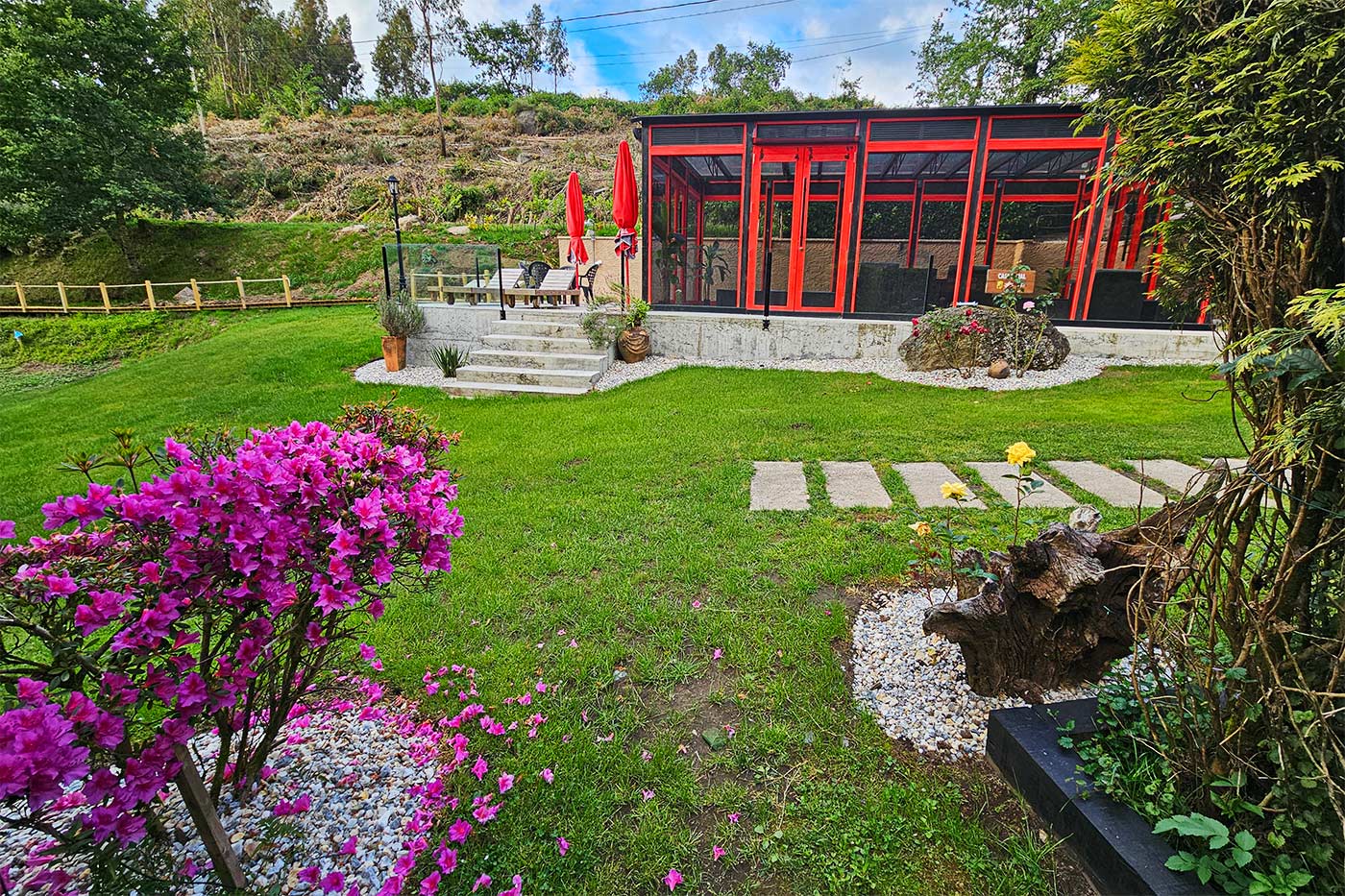 Jardín y piscina cubierta