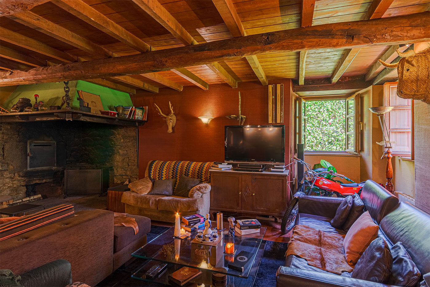 Salón con chimenea y horno de leña