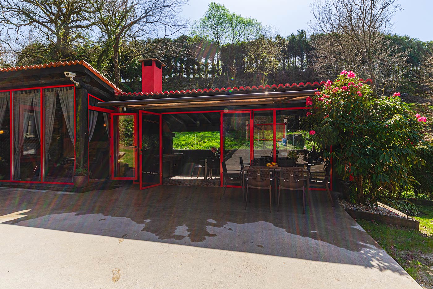 Patio, y sala de estar y barbacoa acristaladas