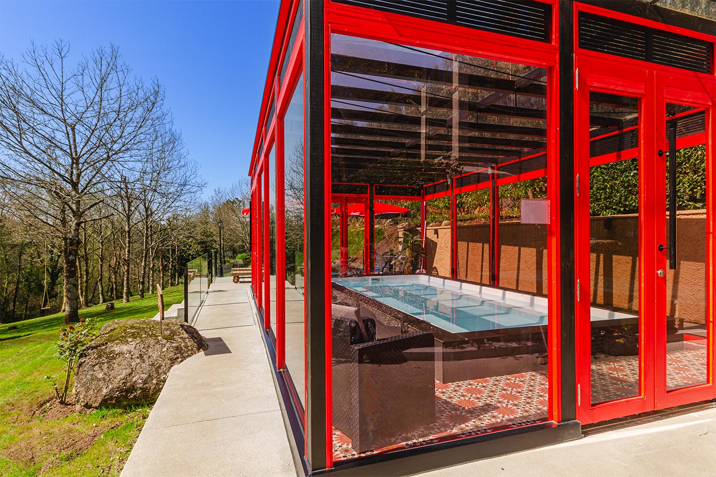 Piscina cubierta con puertas en tres laterales