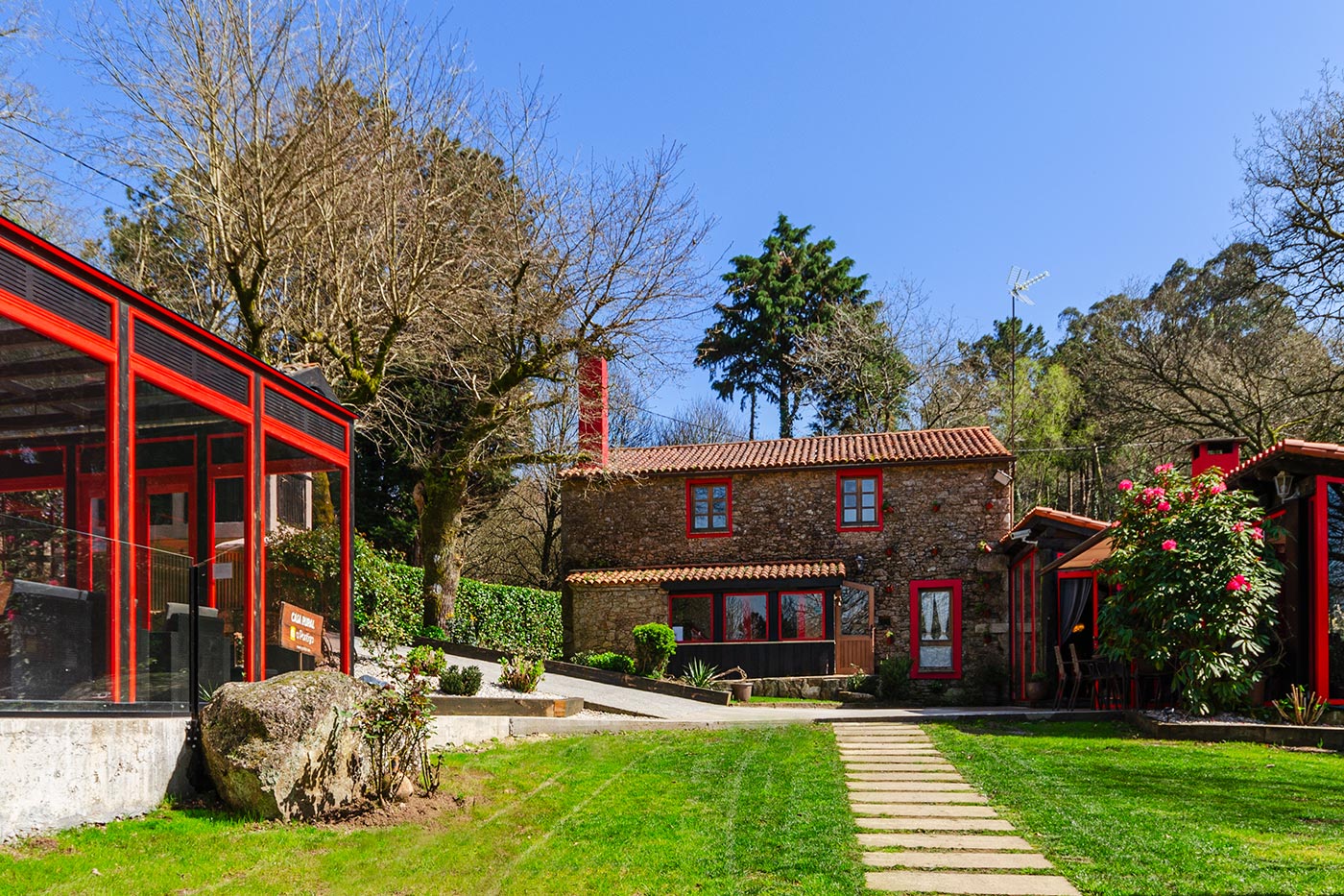 Casa con piscina climatizada y porche para barbacoas
