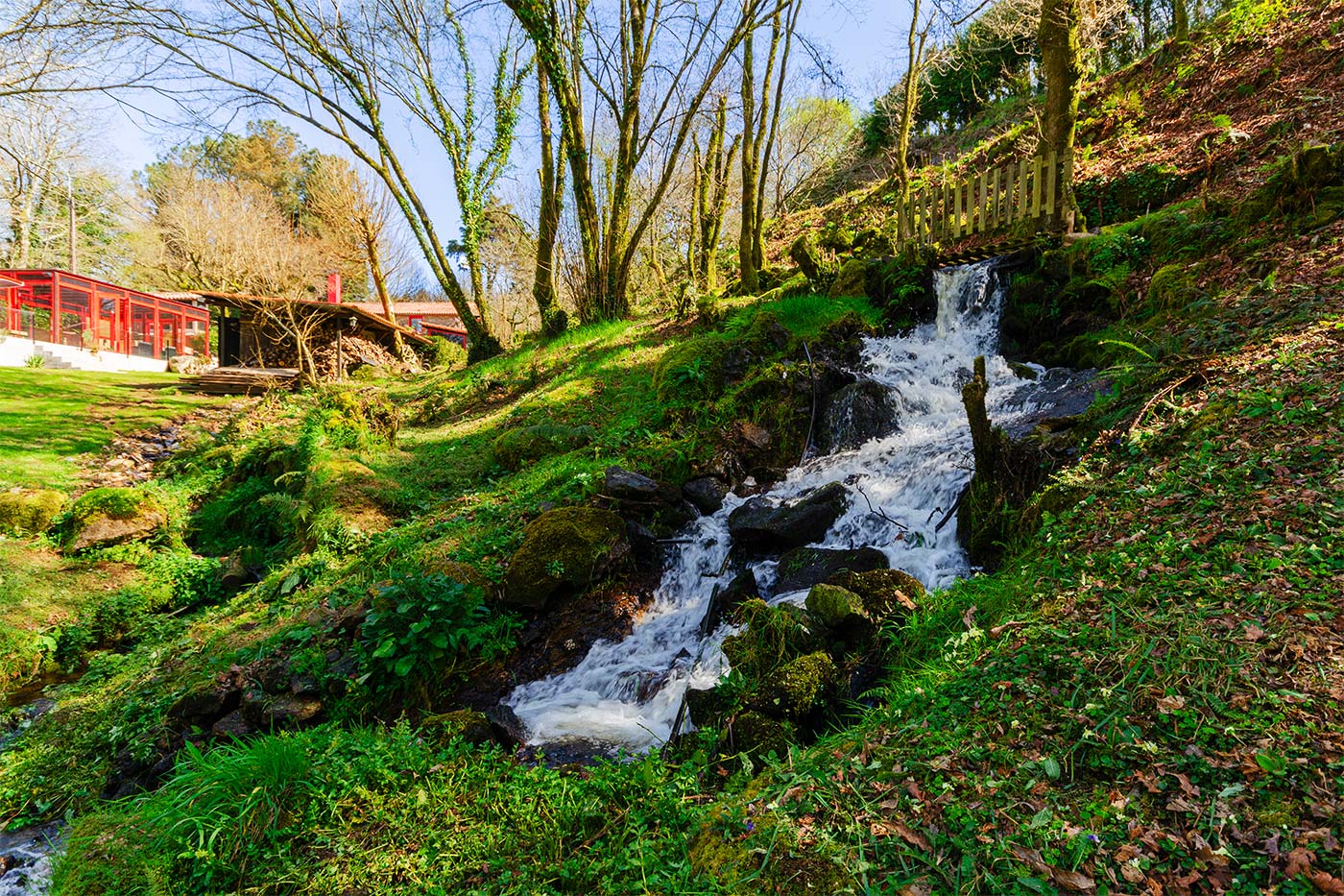 Pequeña cascada junto a zona de picinic