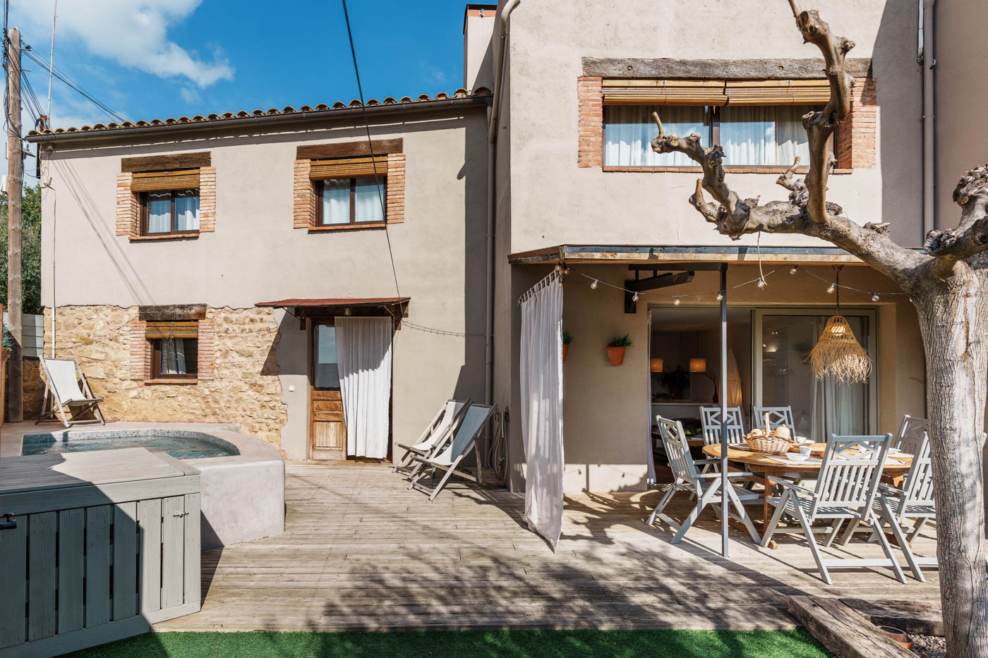 Puerta de entrada (izda) y acceso desde salón a pérgola