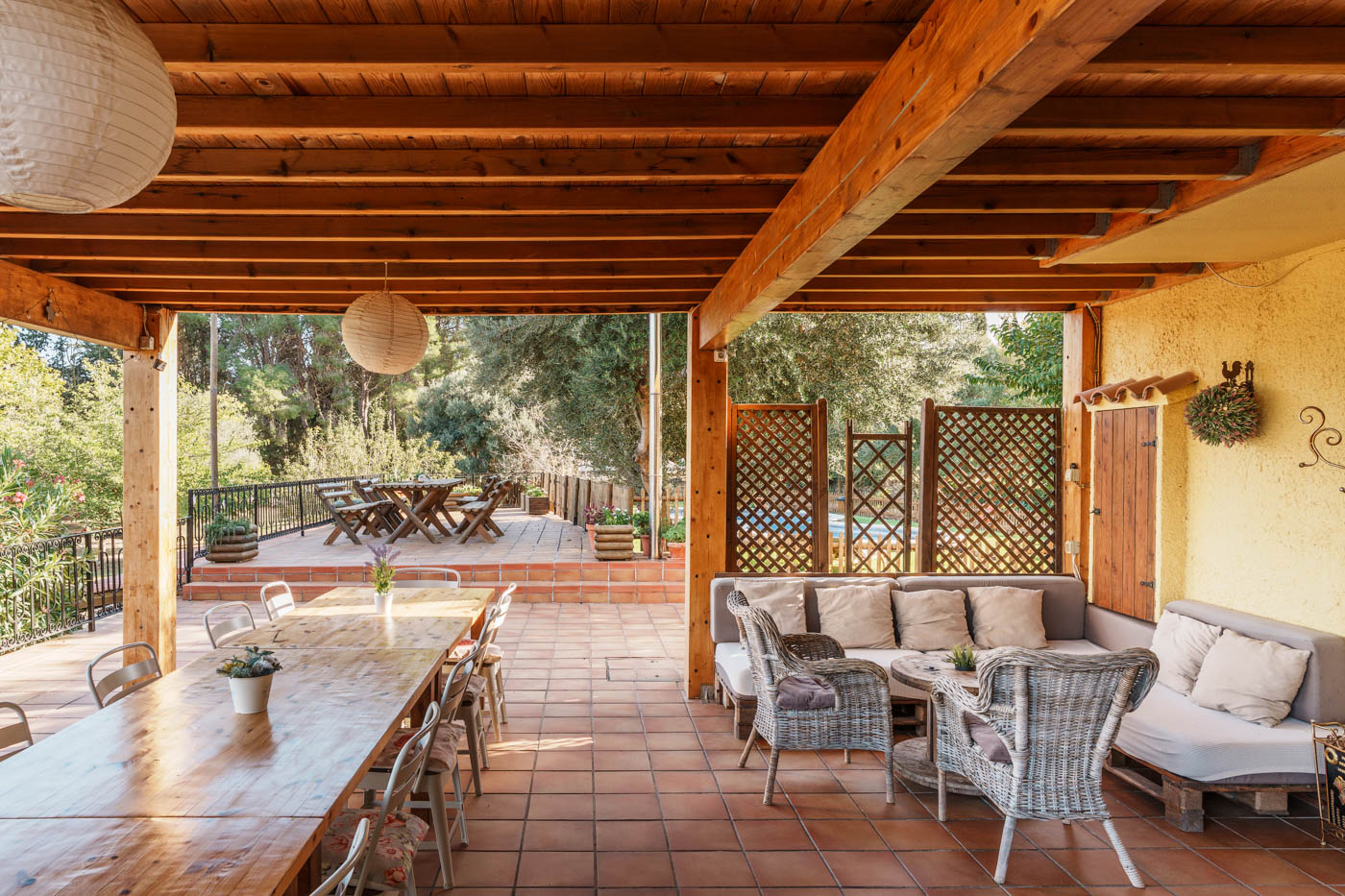 Porche amueblado junto a la entrada ideal para juntarse