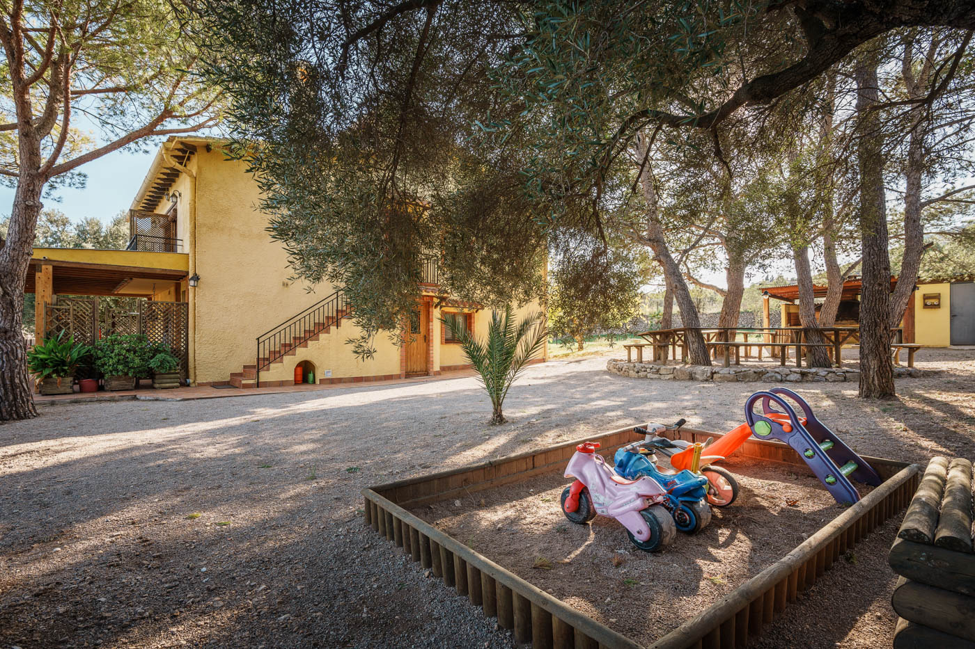 Zona para niños en parte trasera de la casa