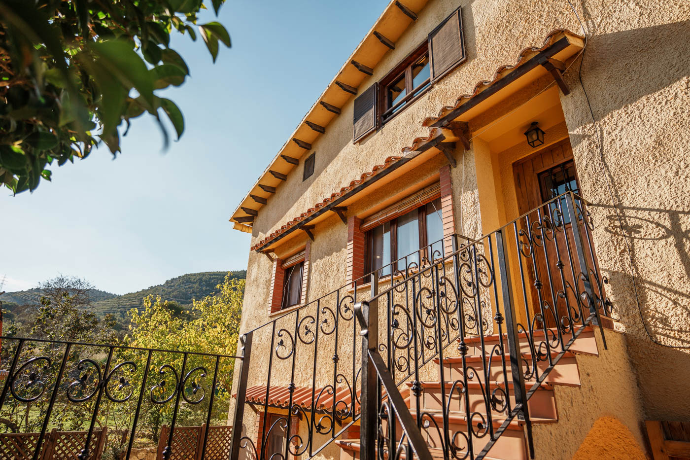 Parte delantera de la casa con escaleras a 2 dormitorios