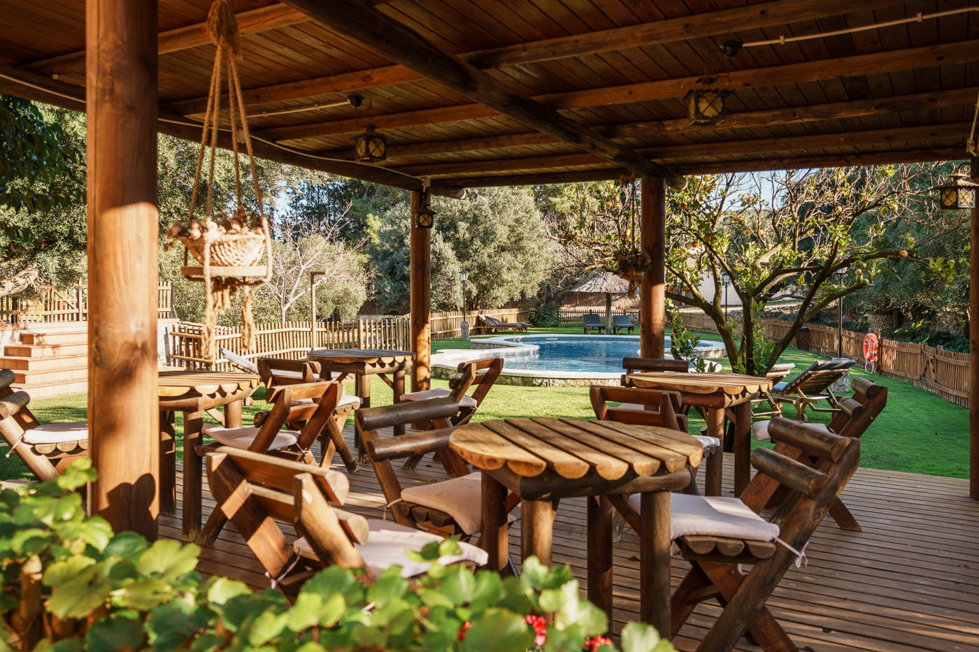 Fabulosa pérgola con mobiliario junto a pisicina