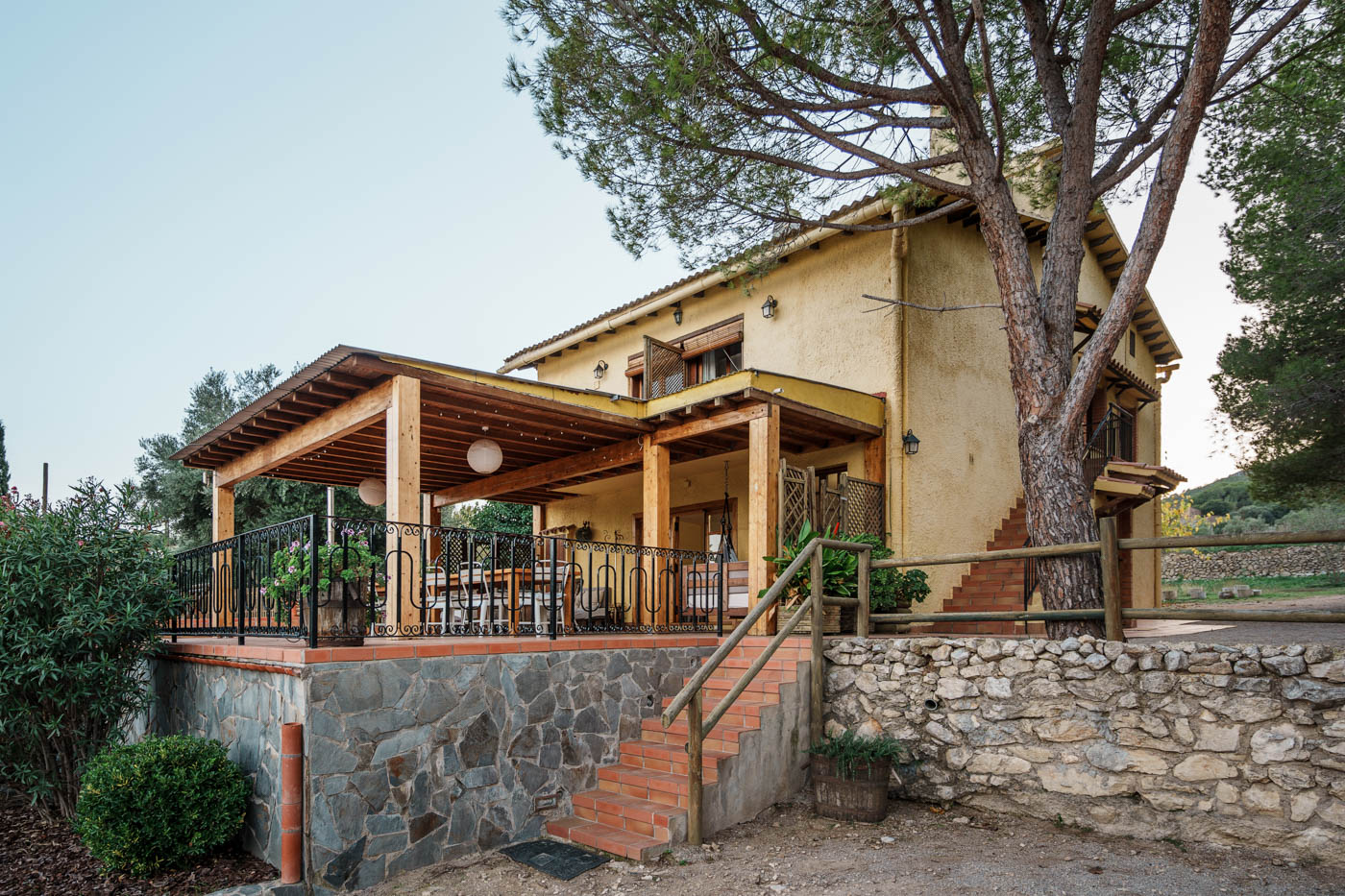 La casa vista desde una de las zonas de parking