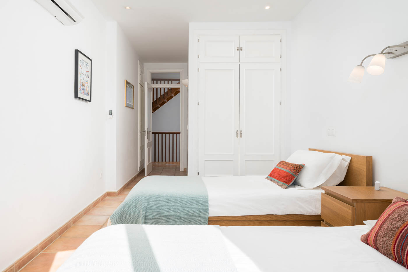 Habitación con dos camas de primera planta