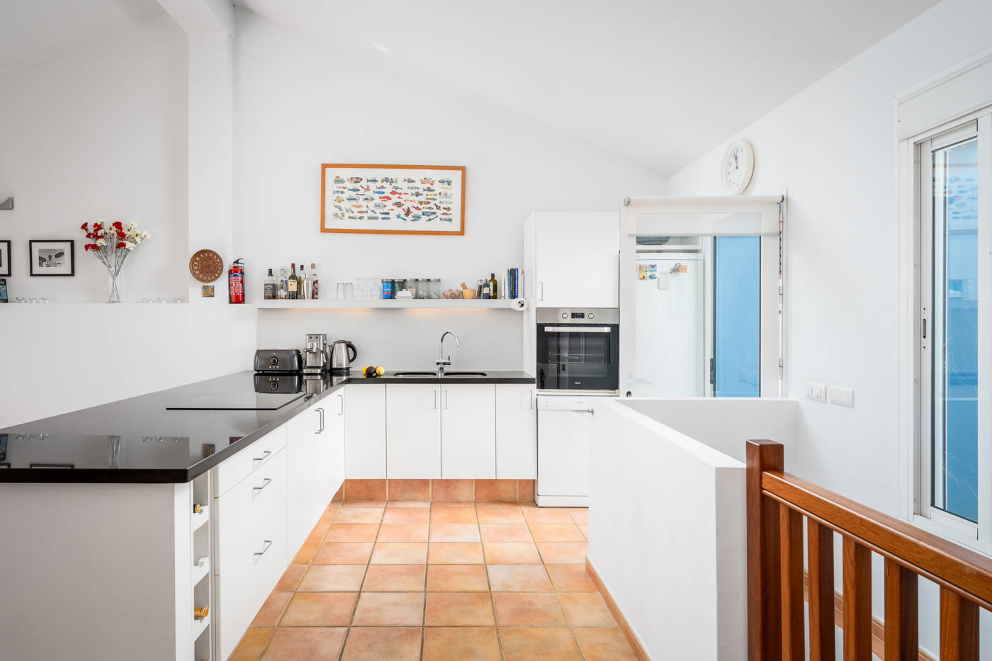 Desde cocina hay acceso a un patio amueblado